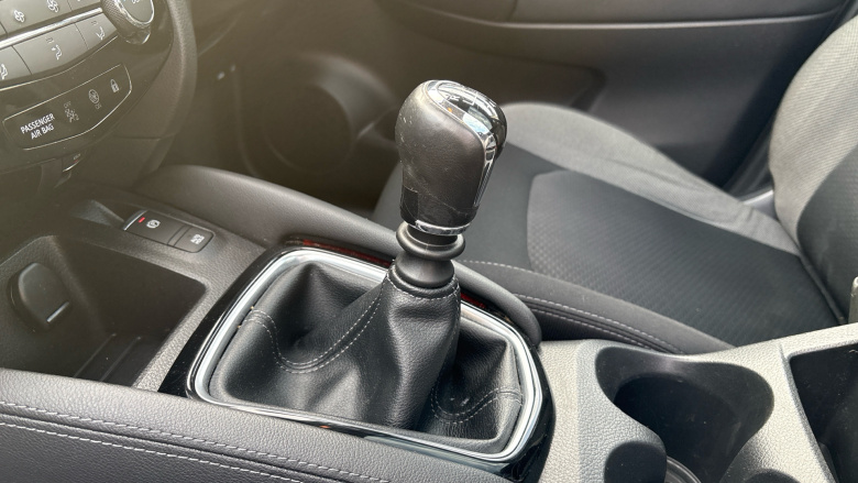 Nissan Qashqai 1.3 DiG-T N-Connecta 5dr [Glass Roof Pack] Petrol Hatchback